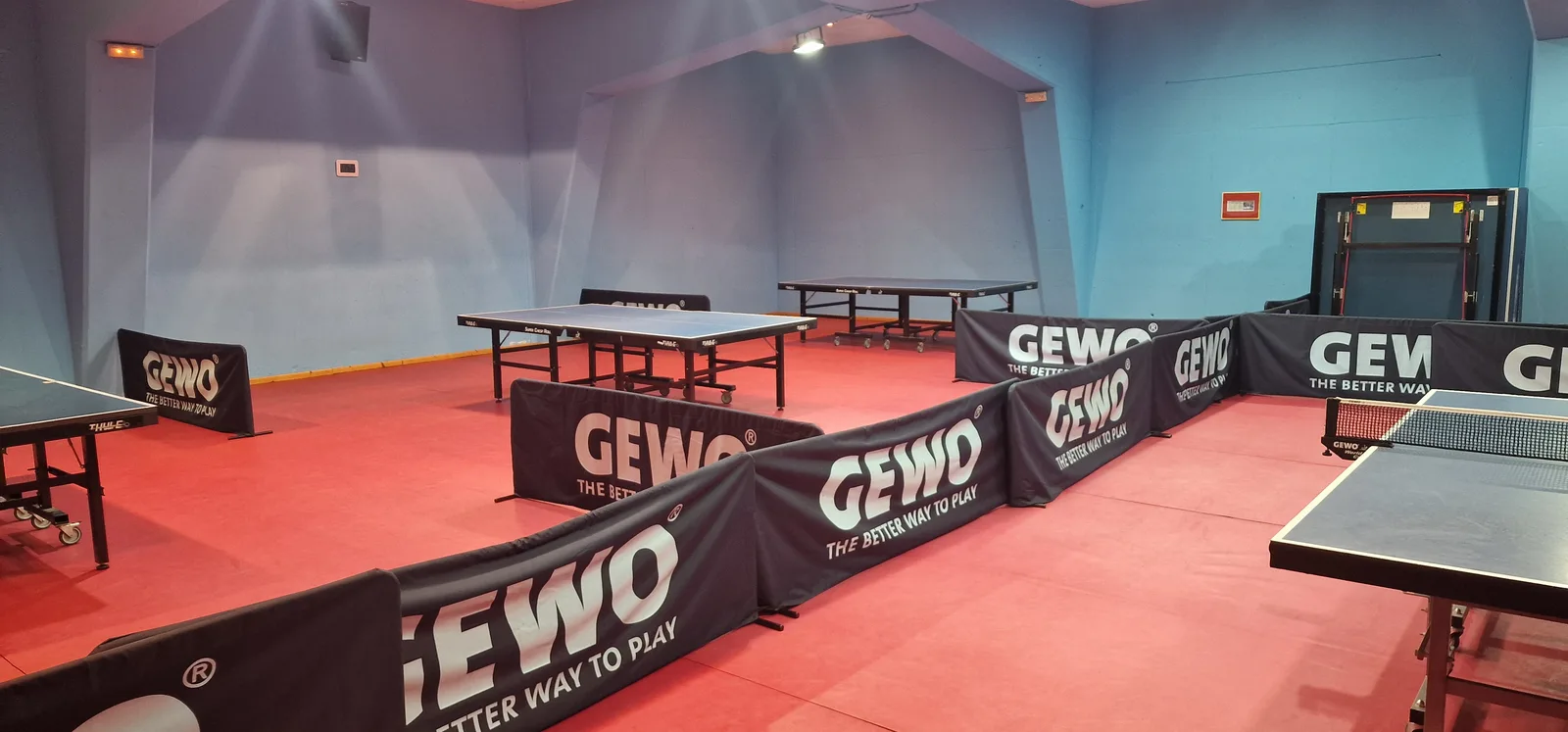 Zona de juego con mesas profesionales en Alcoy