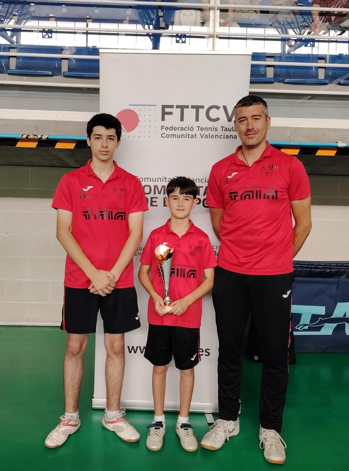Dani, Mateo, Isra y Toni posando contentos tras lograr el ascenso de categoría