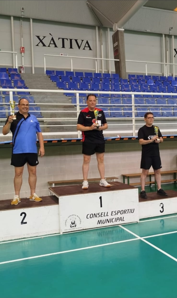 Carlos Gomar en el podio del Trofeo Veteranos de tenis de mesa