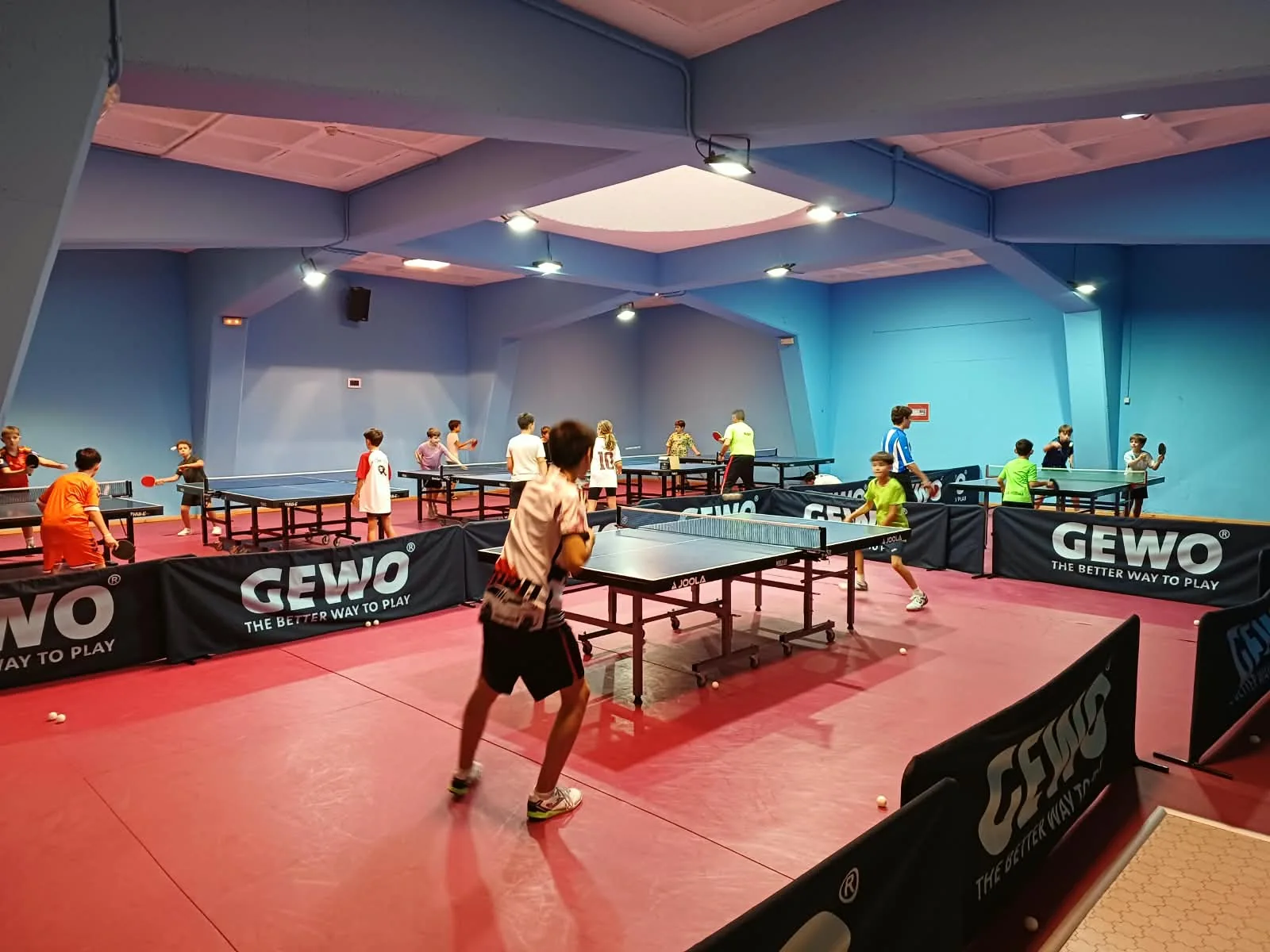 Niños de la Escuela Deportiva del CTM Alcoy ya entrenando en las mesas